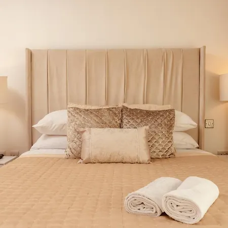 Dock Apt& Free Secure Parking! דירה