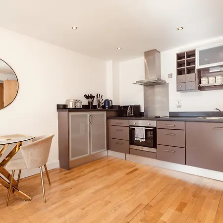 Dock Apt& Free Secure Parking! *