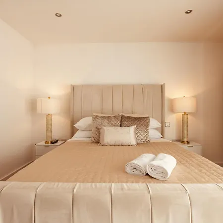 Dock Apt& Free Secure Parking!