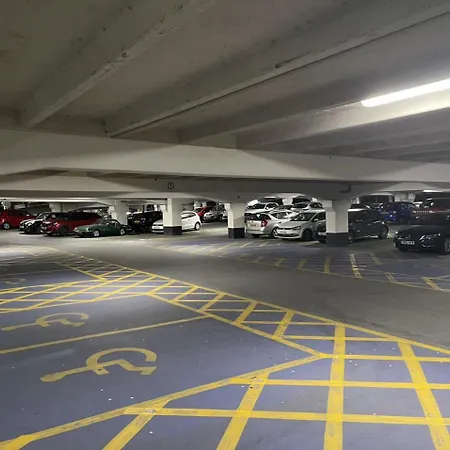 Dock Apt& Free Secure Parking! * לידס