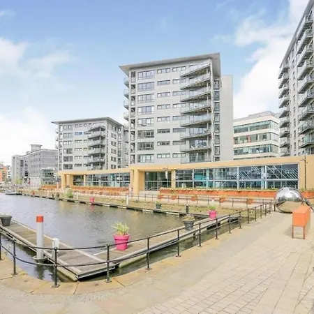 Dock Apt& Free Secure Parking! 아파트 리즈
