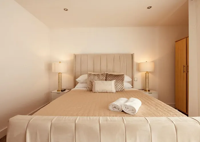 Dock Apt& Free Secure Parking!