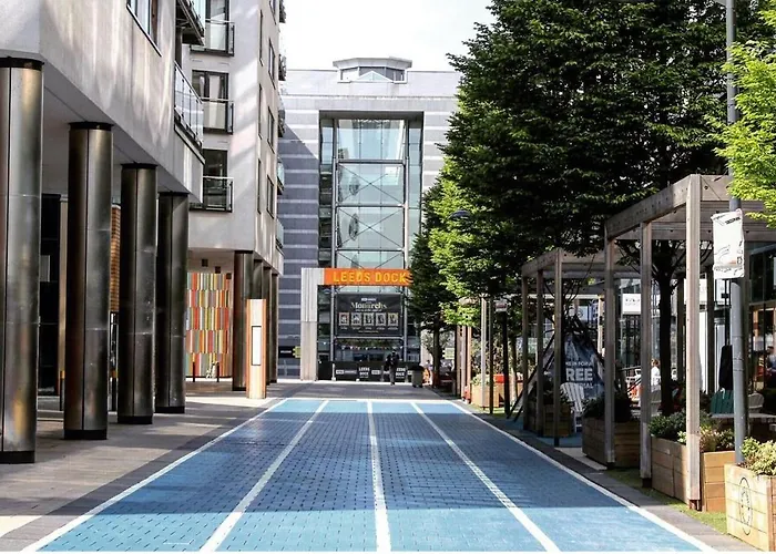 Dock Apt& Free Secure Parking!