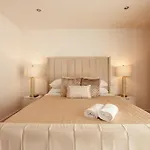 Dock Apt& Free Secure Parking!